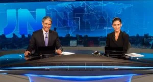 Leia mais sobre o artigo Justiça isenta Bonner e Renata e puxa orelha de Flávio Bolsonaro