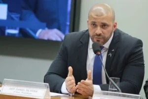 Leia mais sobre o artigo Por 364 votos a 130, Câmara decide manter na prisão o deputado Daniel Silveira
