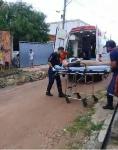 Leia mais sobre o artigo Mulher é esfaqueada diversas vezes por homem; veja vídeo