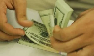 Leia mais sobre o artigo Dólar fecha no menor valor em uma semana após eleições no Congresso