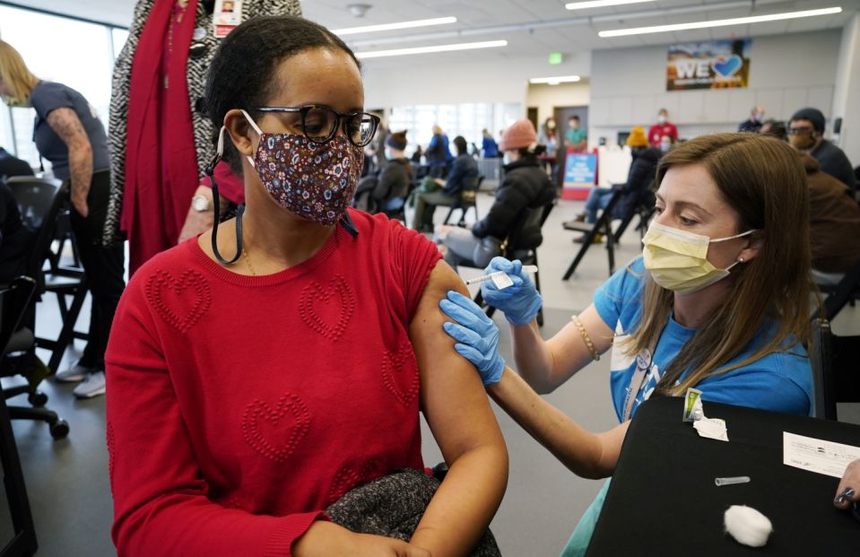 No momento, você está visualizando Em duas semanas, vacinação em massa faz contágio do coronavírus cair 39% nos EUA