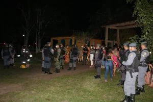 Leia mais sobre o artigo Em meio à pandemia, festa de aniversário com cerca de 50 pessoas é encerrada no Tarumã, em Manaus