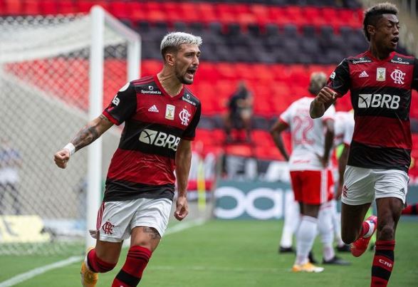 You are currently viewing Flamengo vence Internacional de virada e fica perto do bicampeonato brasileiro