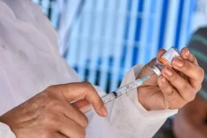 Leia mais sobre o artigo Prefeito David Almeida firma acordo com Aleam e CMM para ampliar pontos de vacinação