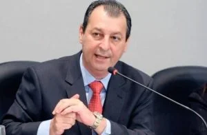 Leia mais sobre o artigo Aziz pede vacinação em massa para impedir terceira onda no Amazonas