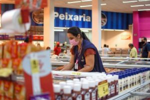 Read more about the article Procon-AM apreende mais de 30 Kg de alimentos e produtos de limpeza em supermercados de Manaus