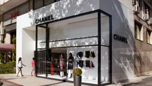Leia mais sobre o artigo Ladrões roubam R$ 860 mil em produtos da loja Chanel em Nova York