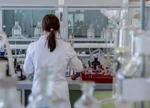 Leia mais sobre o artigo VACINA DA UFMG CONTRA O VÍRUS DO HIV CHEGA NA TERCEIRA FASE DOS TESTES