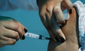 Leia mais sobre o artigo Idosos de 60 a 69 anos começam a ser vacinados contra a Covid-19 na segunda-feira