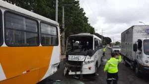 Leia mais sobre o artigo Micro-ônibus colide com ônibus e motorista fica preso nas ferragens em acidente em Manaus
