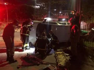 Leia mais sobre o artigo Casal fica ferido após carro capotar no bairro Santo Antônio, em Manaus