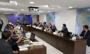 Leia mais sobre o artigo Descontente com Mourão, Bolsonaro exclui vice de reunião com ministros