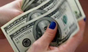 Leia mais sobre o artigo Dólar cai na véspera de Copom e Fed