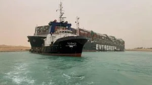 Leia mais sobre o artigo Navio encalhado bloqueia uma das principais rotas marítimas do mundo