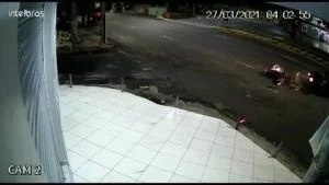 Leia mais sobre o artigo Grávida morre e marido fica ferido em queda de moto após serem atingidos por motorista em Manaus