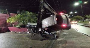 Read more about the article Após colisão, carro fica pendurado em poste em frente a motel na Zona Oeste de Manaus