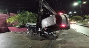 Leia mais sobre o artigo Após colisão, carro fica pendurado em poste em frente a motel na Zona Oeste de Manaus