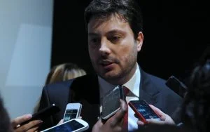 Leia mais sobre o artigo Urgente: Danilo Gentili pode ser preso após pedir para população entrar na câmara e meter a porrada nos parlamentares