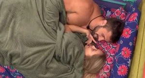 Leia mais sobre o artigo BBB21: Carla resolve masturbar Arthur ao lado de Projota e cantor flagra tudo