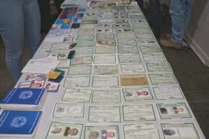 Leia mais sobre o artigo Quadrilha de estelionatários é presa com mais de 140 documentos falsificados em Manaus
