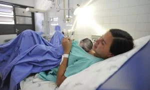 Leia mais sobre o artigo Salário-maternidade pode ser estendido para mães em caso de internação