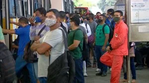 Leia mais sobre o artigo Manaus tem ônibus superlotados e desrespeito a medidas de segurança contra Covid-19