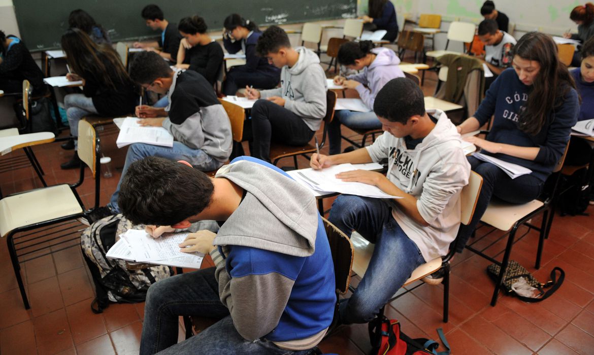 You are currently viewing Livro didático para o novo ensino médio deve ser escolhido até amanhã