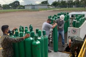 Leia mais sobre o artigo Com abastecimento normalizado após colapso, Amazonas envia cilindros de oxigênio para outros estados