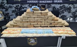 Read more about the article Polícia apreende carro de luxo, 40 quilos de skunk e R$ 15 mil com dupla suspeita de tráfico em Manaus