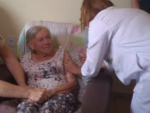 Leia mais sobre o artigo Mãe de Bolsonaro recebe a segunda dose da vacina contra Covid-19