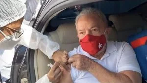 Leia mais sobre o artigo Lula recebe primeira dose da vacina contra covid-19