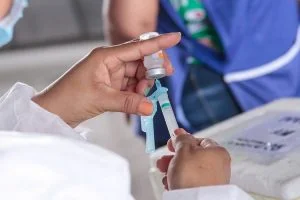 Leia mais sobre o artigo Dinamarca suspende vacina da AstraZeneca após relatos de coágulos