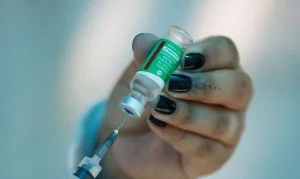 Leia mais sobre o artigo Fiocruz: suspensão de vacina da AstraZeneca deve ser vista com cautela