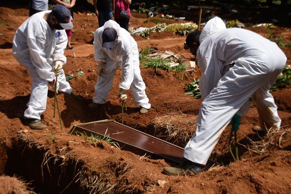 You are currently viewing Brasil registra 2.349 mortes em 24 horas, novo recorde desde início da pandemia; média móvel também aumenta