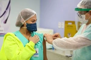 Leia mais sobre o artigo Trabalhadores de saúde devem ficar atentos para não perder a segunda dose da vacina