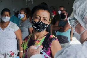 Leia mais sobre o artigo Manaus vacina pessoas de 55 a 59 anos com doenças preexistentes contra a Covid-19 neste sábado