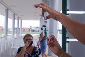 Leia mais sobre o artigo Aplicação da 1ª dose deve ficar suspensa de 10 a 15 dias, diz secretária de Saúde de Manaus