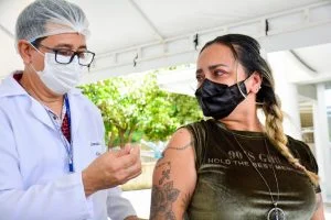 Leia mais sobre o artigo Manaus vacina pessoas de 18 a 34 anos com doenças preexistentes contra a Covid-19