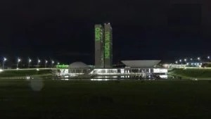 Leia mais sobre o artigo Torres do Congresso Nacional, em Brasília, ganham protesto contra Holocausto