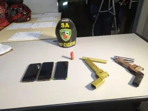 Leia mais sobre o artigo Dupla é presa por assalto a ônibus coletivo no bairro Colônia Terra Nova