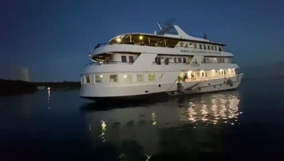 You are currently viewing Festival em barco de luxo é flagrado com mais de 60 turistas no rio Amazonas, em Manaus