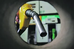 Leia mais sobre o artigo Petrobras reduz preço da gasolina e valor do litro nas refinarias custará R$ 2,59