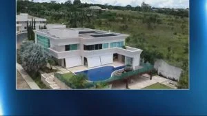 Leia mais sobre o artigo Promotoria vai apurar empréstimo de banco na compra de mansão de Flávio Bolsonaro