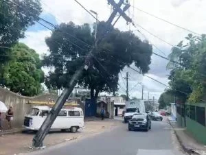 Leia mais sobre o artigo Poste tomba e quase caí em cima de funcionário de empresa de telefonia em Manaus