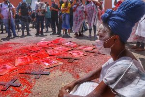 Read more about the article Ato contra Bolsonaro tem protesto com ‘sangue’ pelas mortes por covid no AM