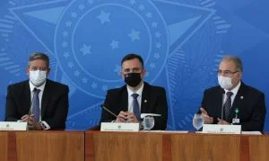 Leia mais sobre o artigo Participantes do comitê da covid-19 fazem pronunciamento após reunião