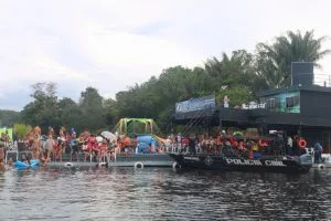 Leia mais sobre o artigo Flutuantes são interditados em Manaus após aglomeração