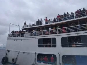 Leia mais sobre o artigo Passeio de barco com mais de 900 pessoas é impedido durante fiscalização em Manaus