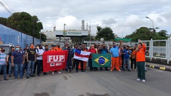 You are currently viewing Em Manaus, terceirizados de refinaria protestam contra salários atrasados