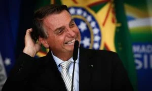 Leia mais sobre o artigo Bolsonaro ignora 4 mil mortes, ironiza título de genocida e critica medidas restritivas
